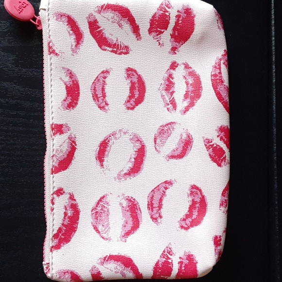 💋 Kiss Print Cosmetic Bag💄 - Picture 4 of 4